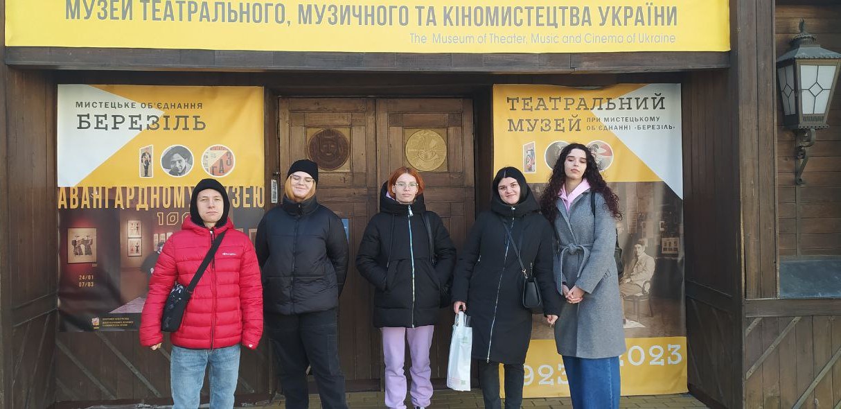 16.03.24 Екскурсія до музею театрального фото 1