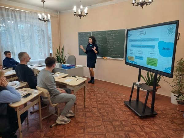 Олена Литвиненко проводить тренінг