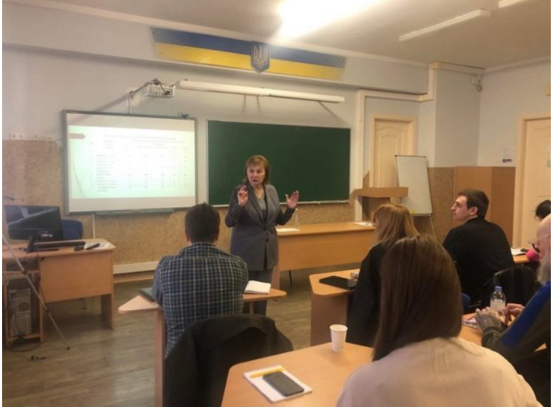 12.03.25 Фото 1 спікер тренінгу Світлана Сисоєва обговорює ключові аспекти організаційної та фінансової автономії університетів