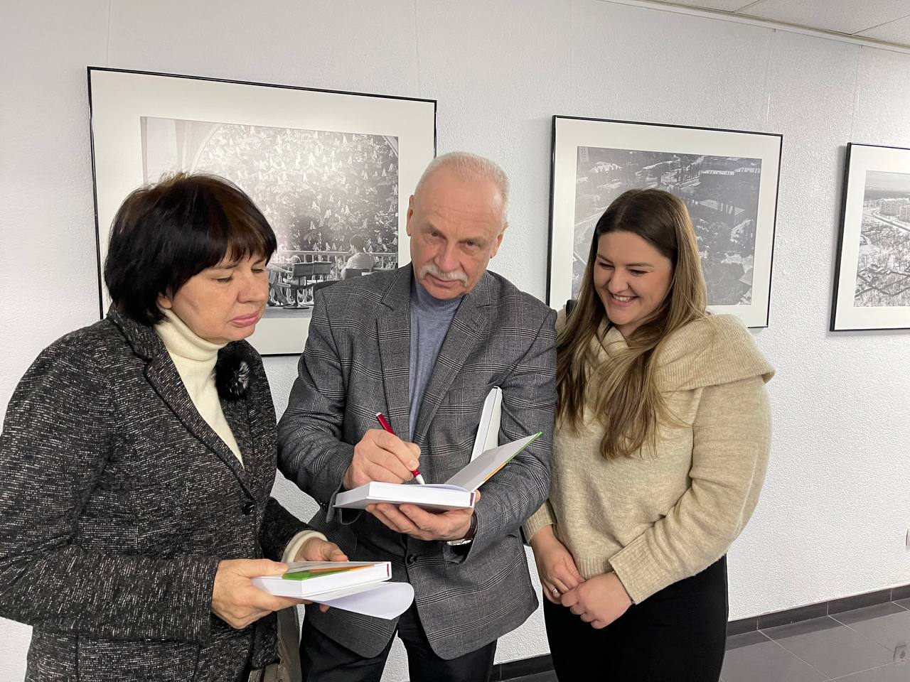 14.02.25 4. Беремо автограф від одного з авторів