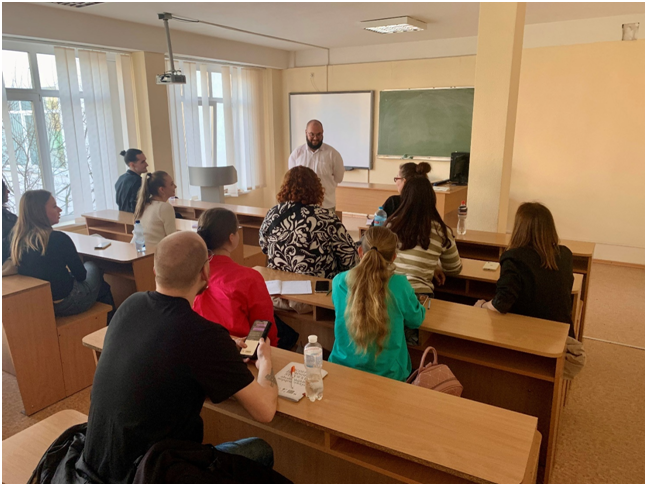 14.03.25 Студенти слухають лекцію психолога Володимира Хоменка