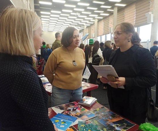 15.03.25 Фото 2 консультування потенційних абітурієнтів