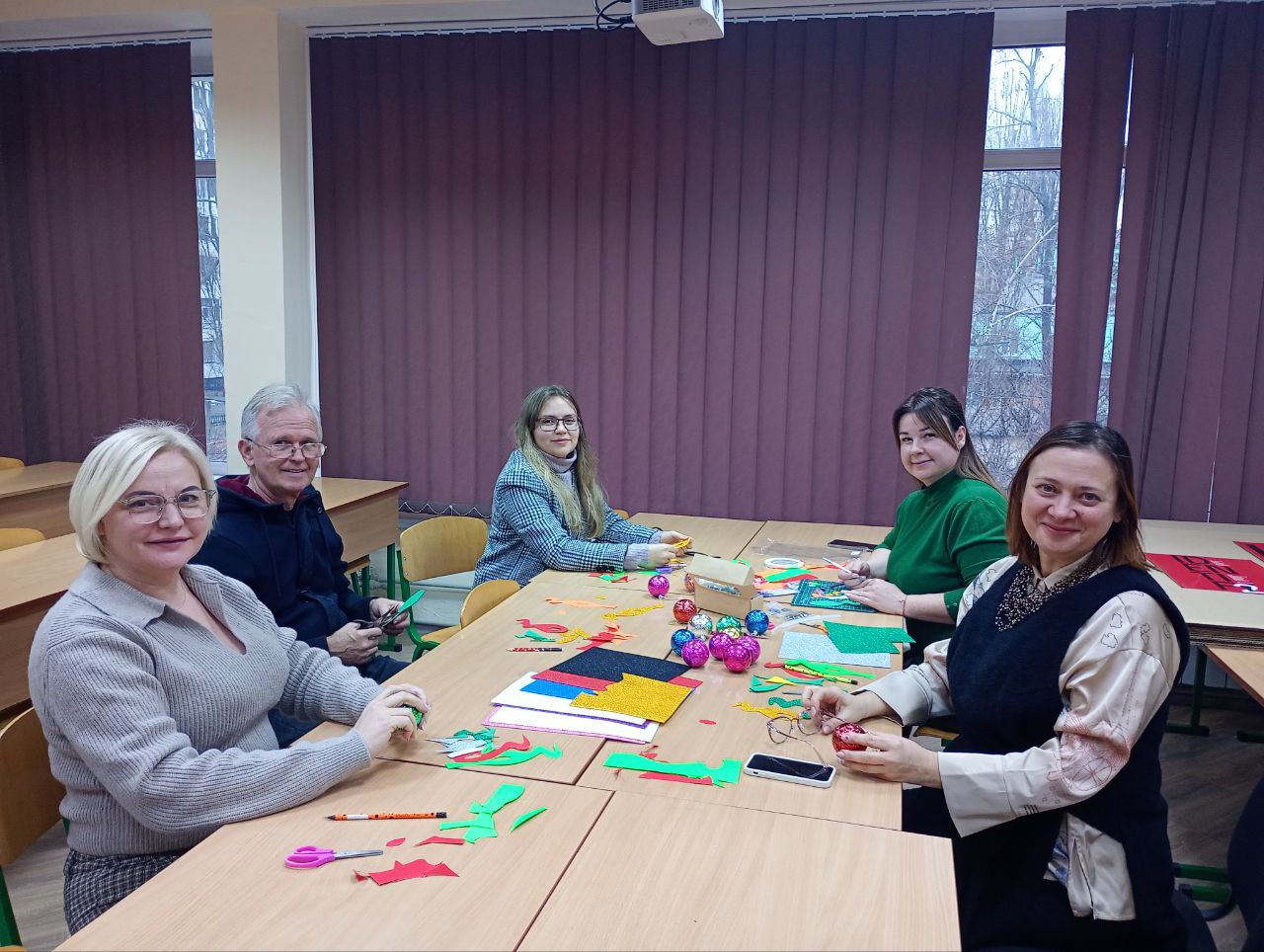 16.12.24 2 на фото зображено учасників майстер класу які виготовляють новорічну іграшку