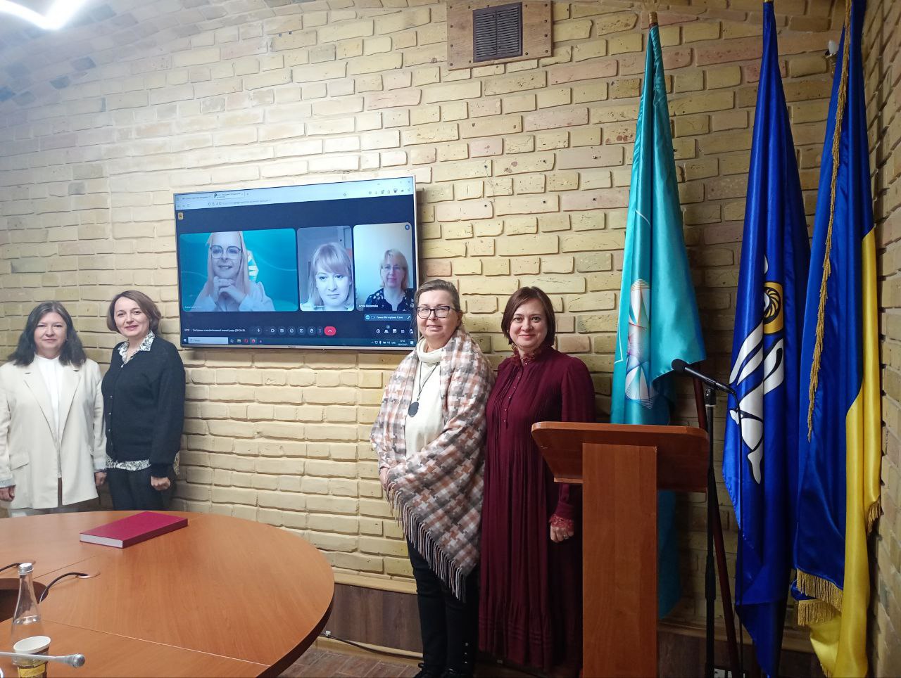 18.04.25 4 спільне фото після завершення процедури захисту