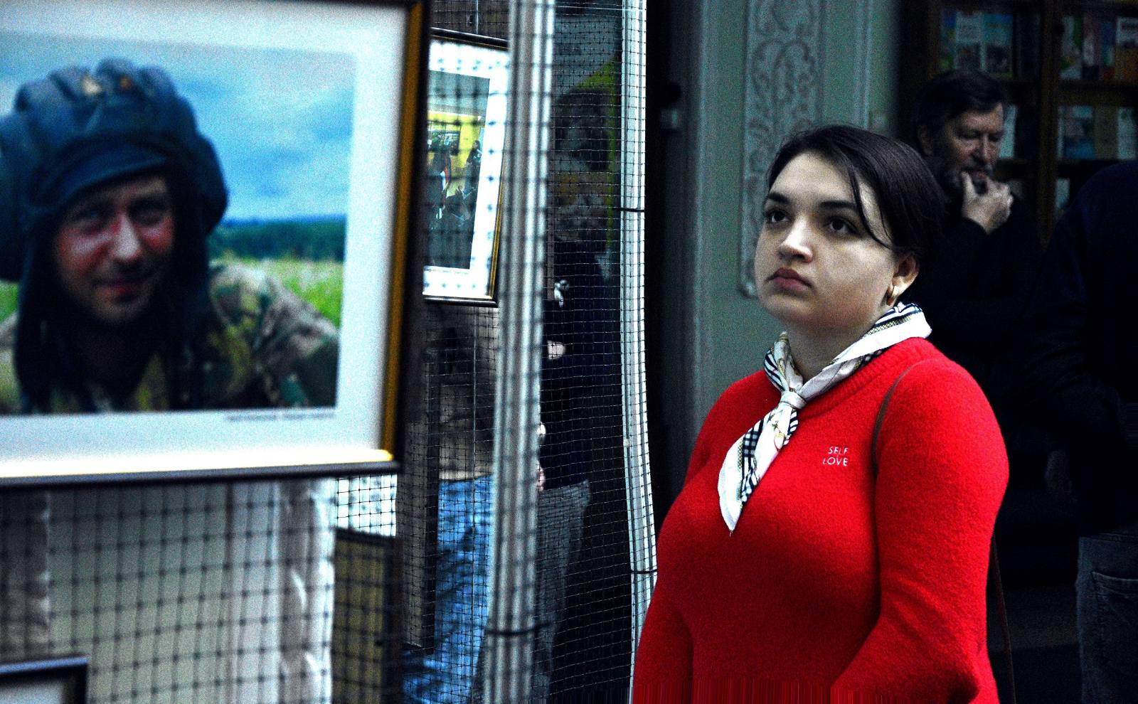 24.02.25 Фото 4 Яна МАРТИНЮК переглядає світлини