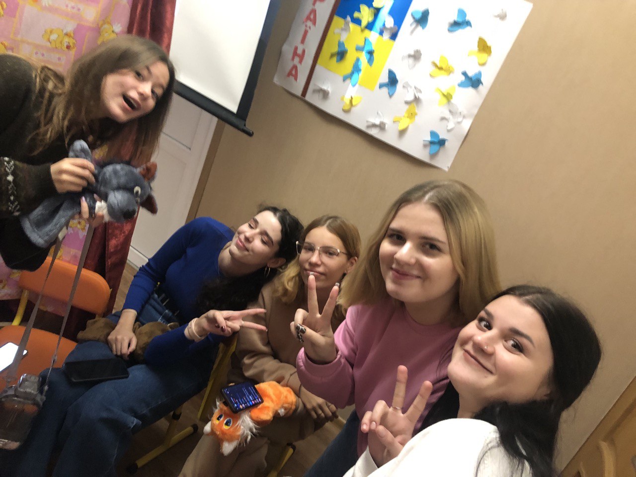  на фото учасники лялькової вистави за лаштунками