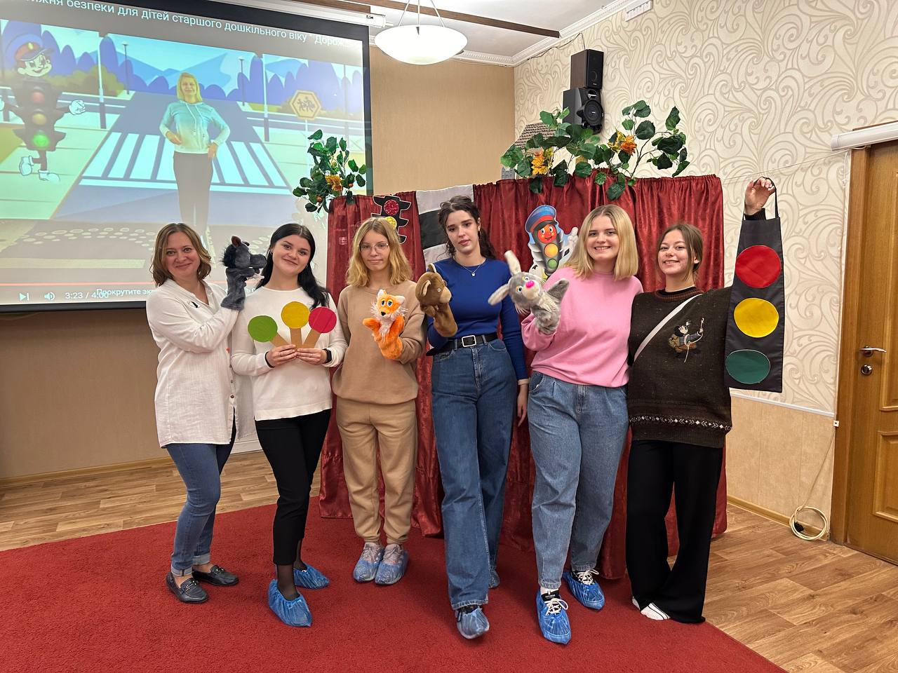  на фото учасники лялькової вистави зі своїми ляльками