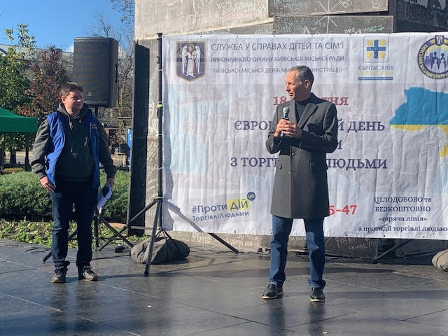 Фото 2 Виступ Танцюри Валерія начальника Служби у справах дітей та сімї та Горчинського Руслана модератора заходу