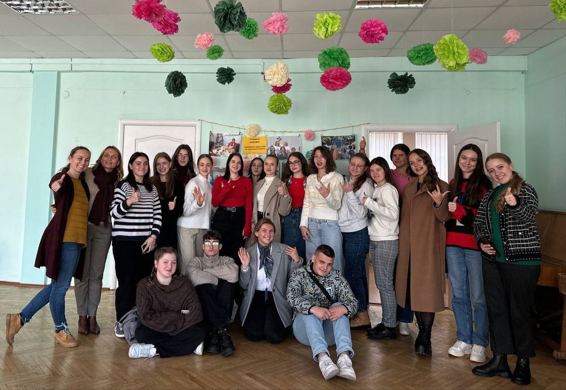 Фото 2 Загальне фото після теплої і констуктивної дискусії зі студентами і гостею зустрічі