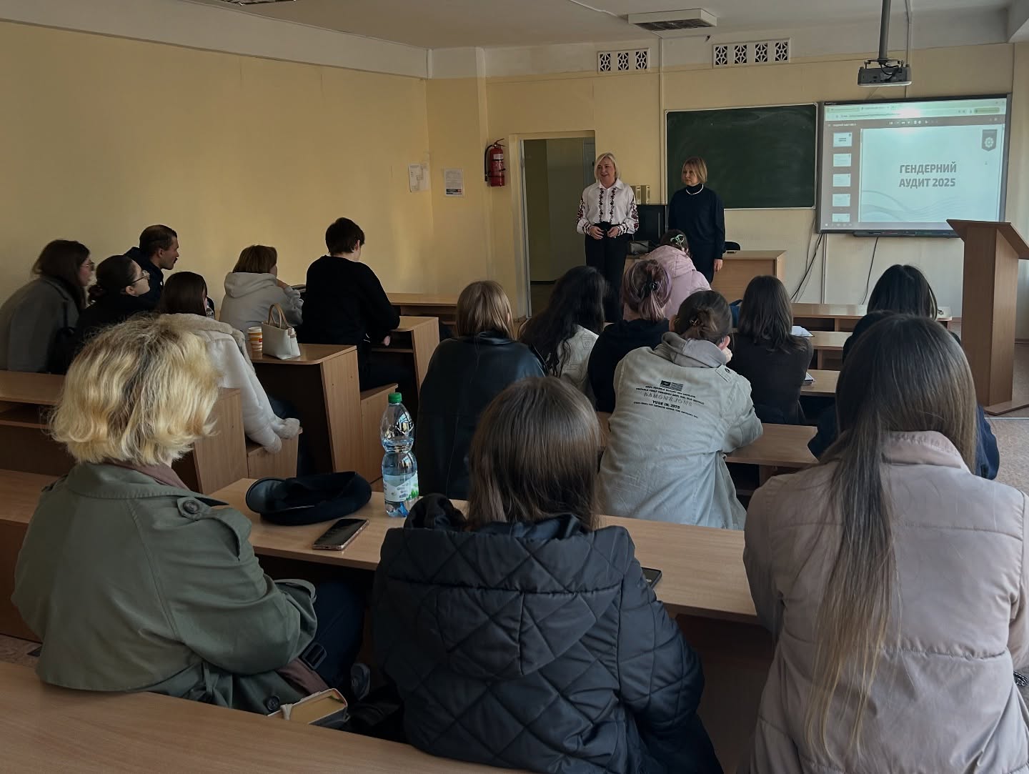 студенти знайомляться з результатами аудиту