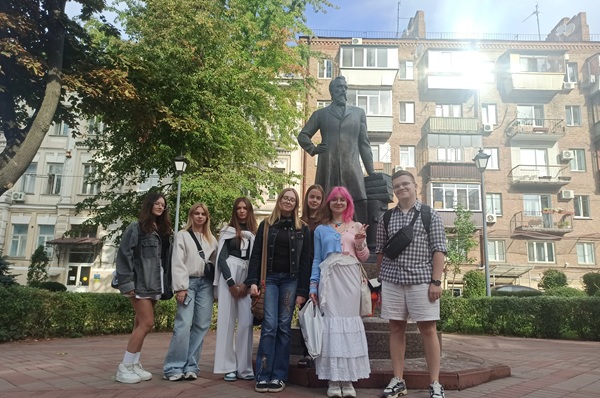 15.09.2025 1 зустріч із студентами біля памятника Бориса Грінченка