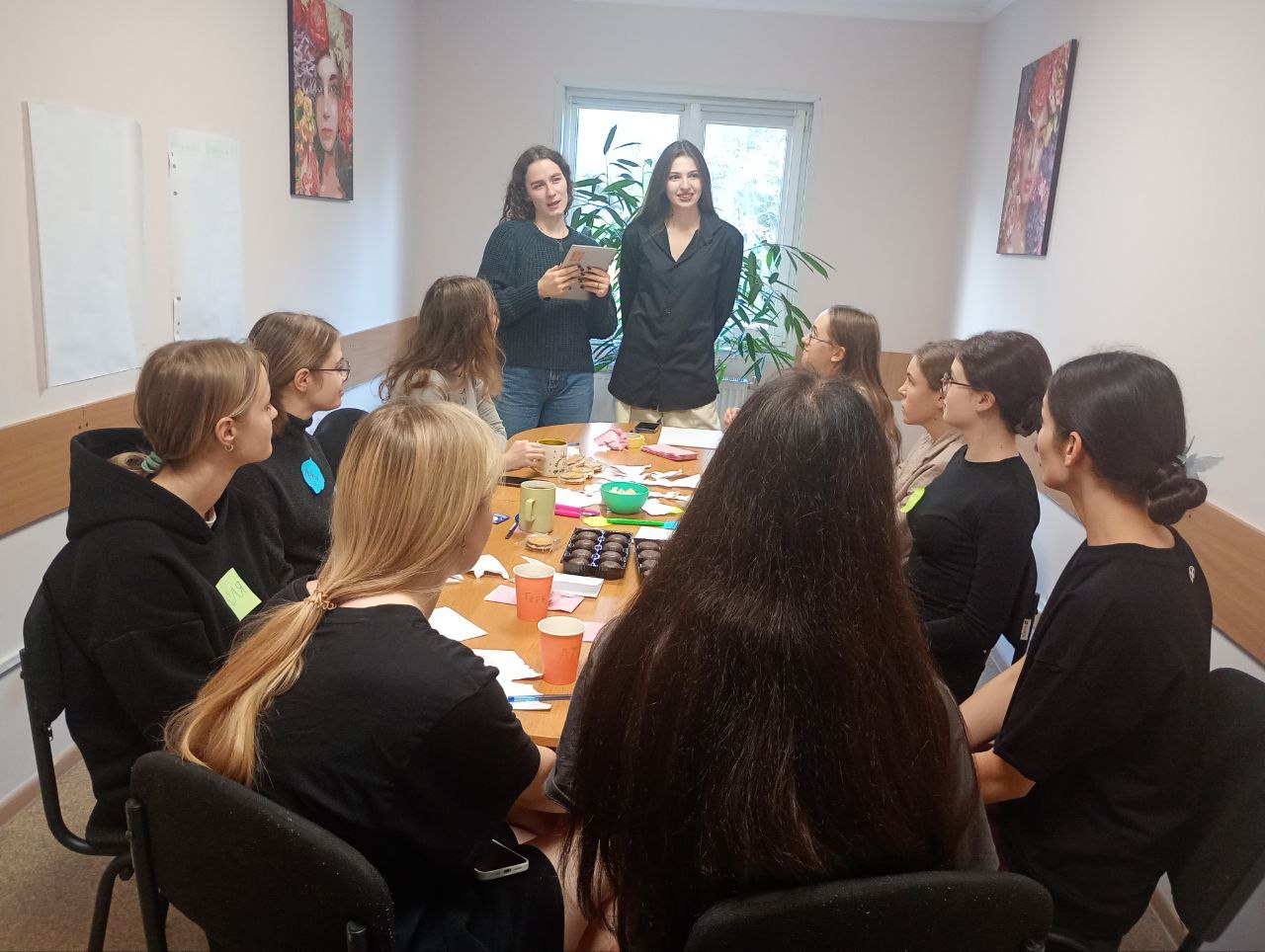 15.10.25 3 тренерки проводять інформаційний блок тренінгу