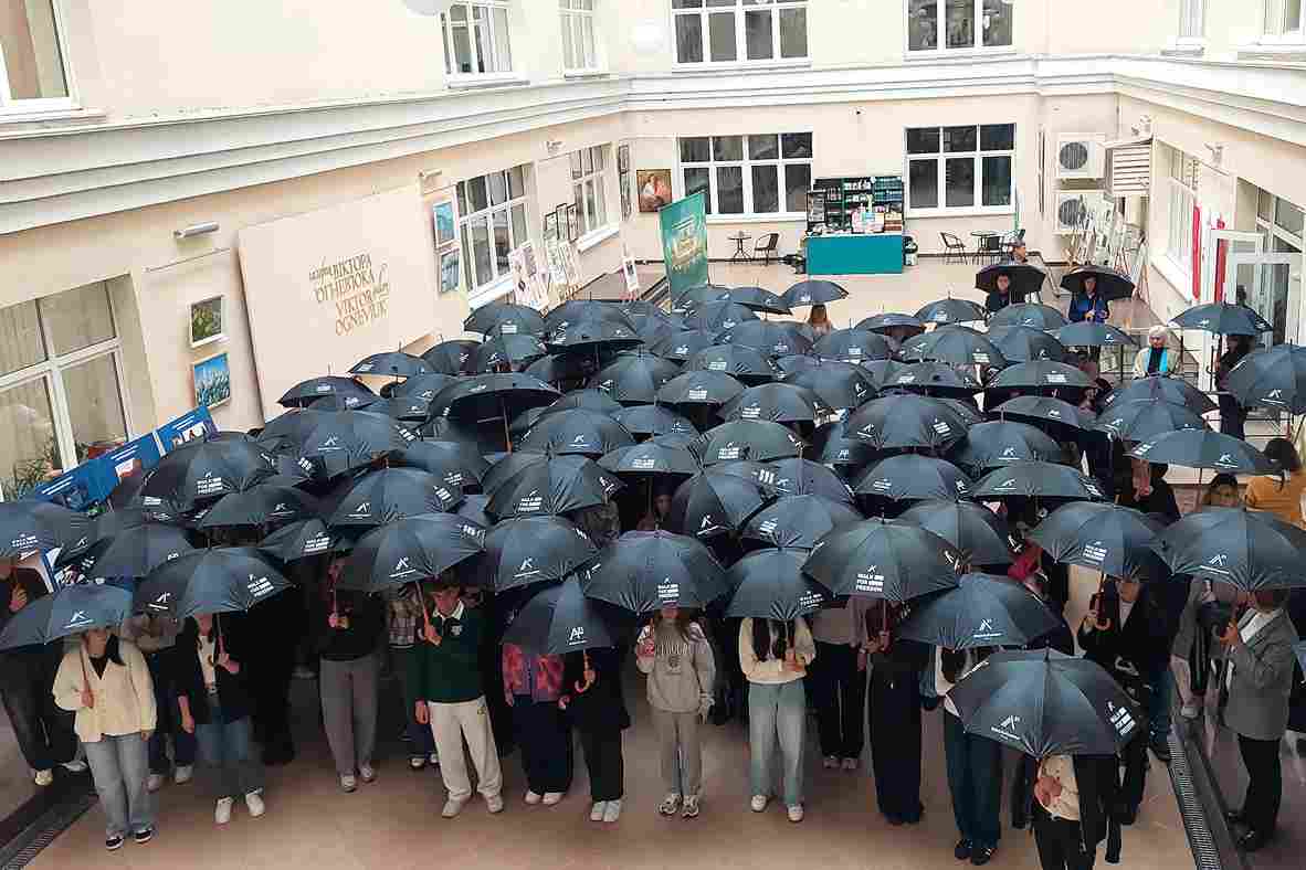 16.10.15 Участь здобувачів у мовчазній ході університетом 8