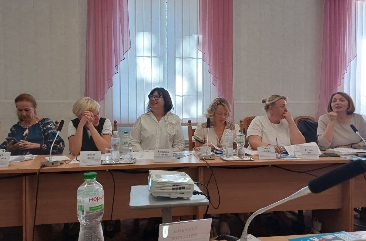 Фото 2 Жанна Петрочко бере участь в обговоренні