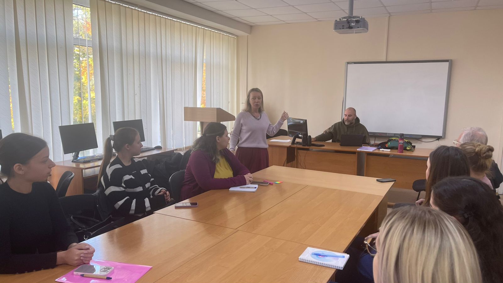 Фото 3 Спіріна Тетяна модерує засідання наукової студії 15.10.25