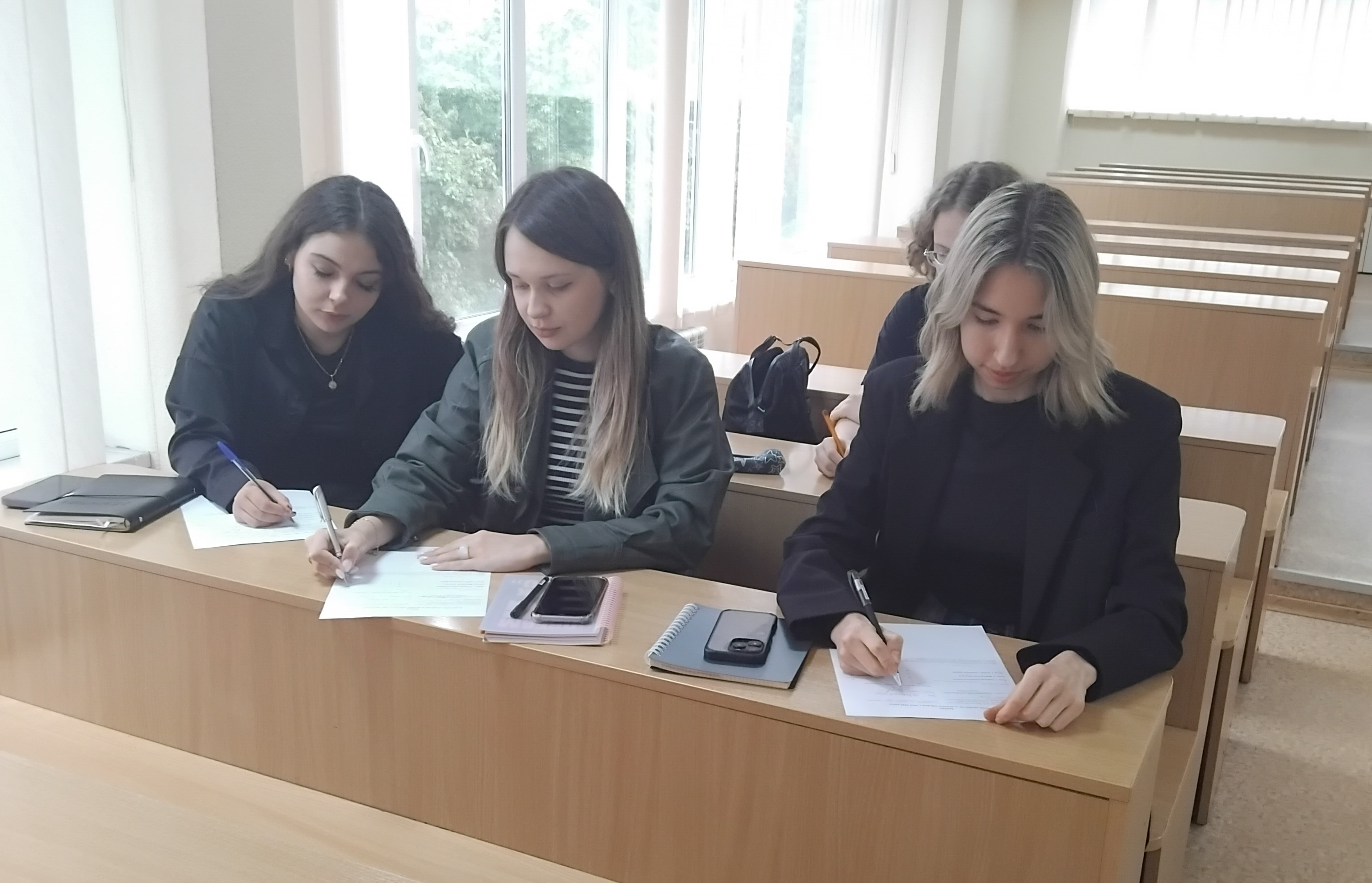 Майбутні кризові психологи заповнюють заяви про вибір дисциплін